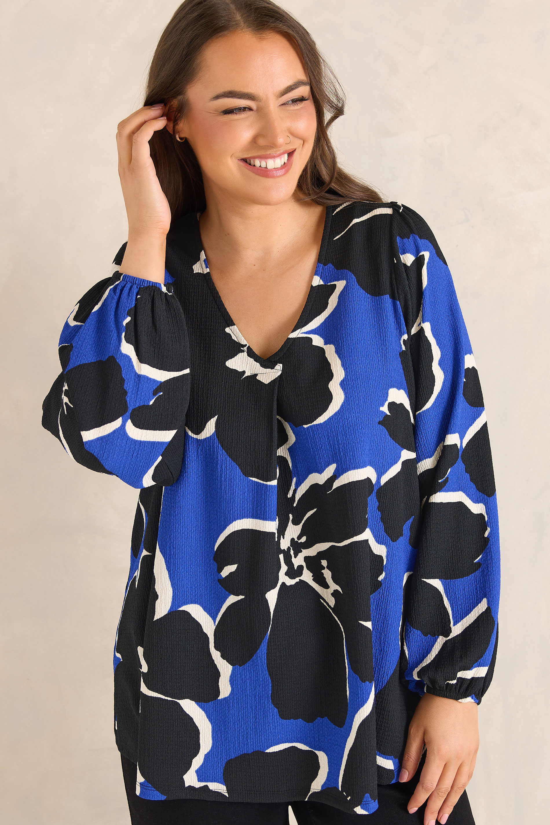 EVANS Plus Size Black & Blue Floral Pleat Front Blouse | Evans 3