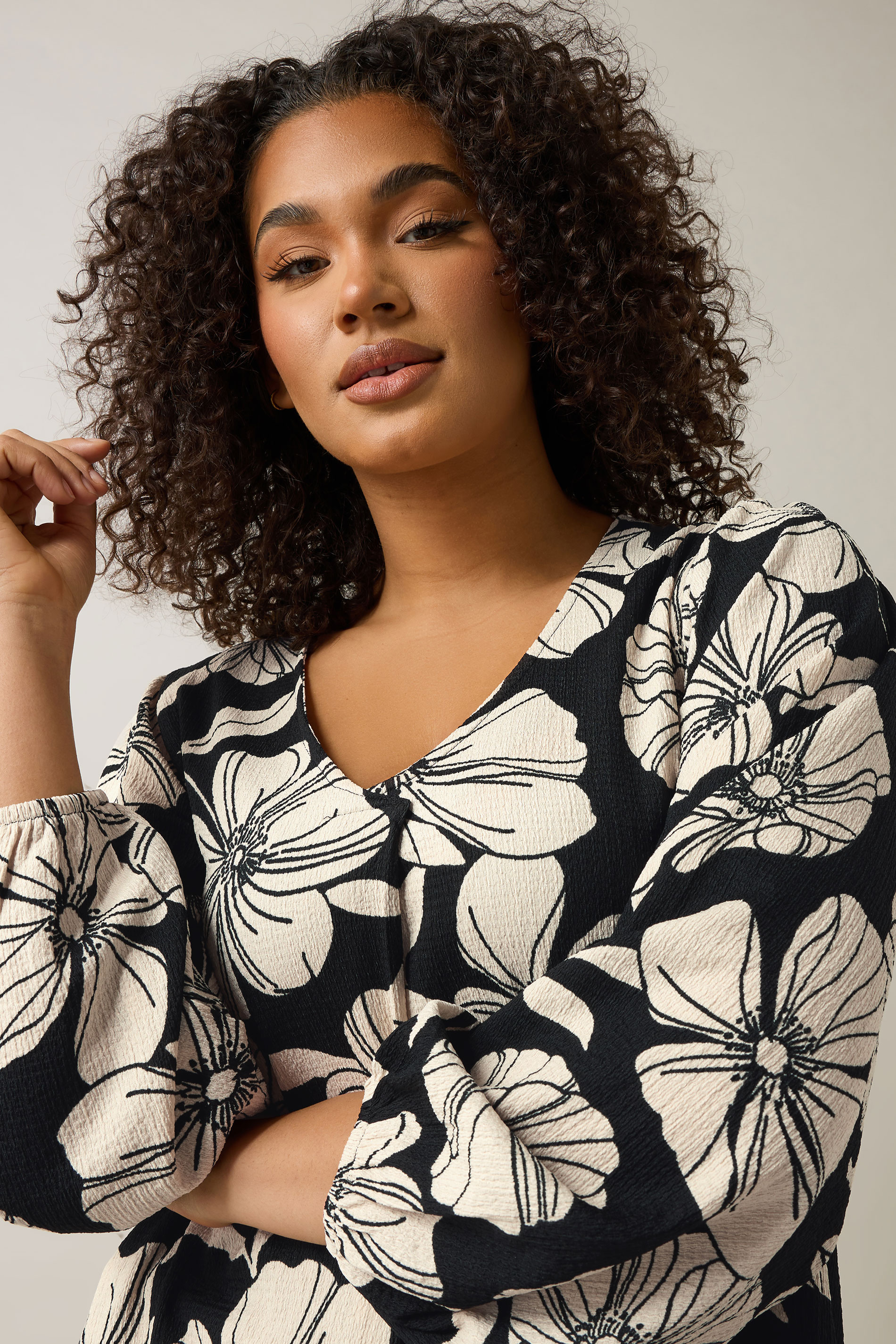 EVANS Plus Size Black Contrast Floral Jersey Crepe Top | Evans 5