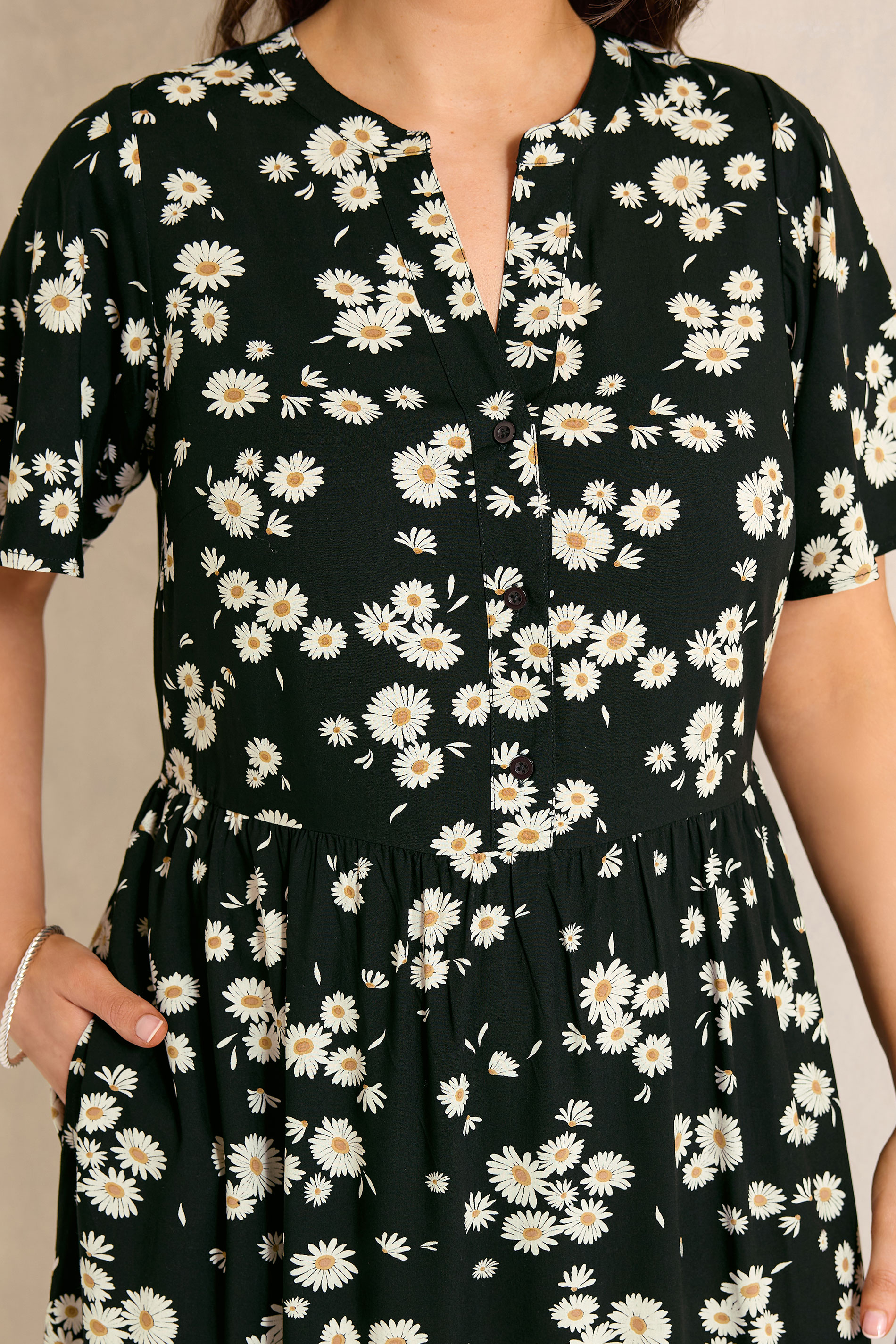 EVANS Plus Size Black Daisy Print Tiered Dress | Evans 4
