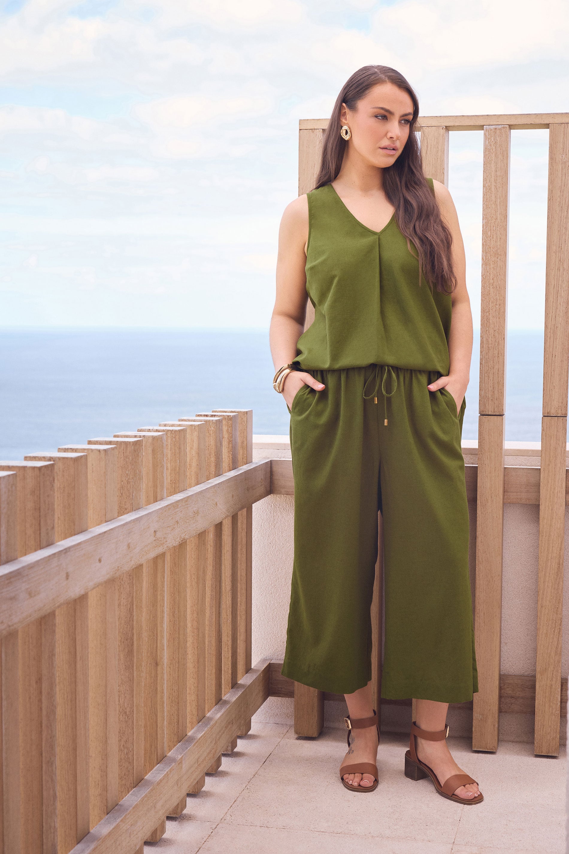 EVANS Plus Size Green Linen Cropped Trousers | Evans 3