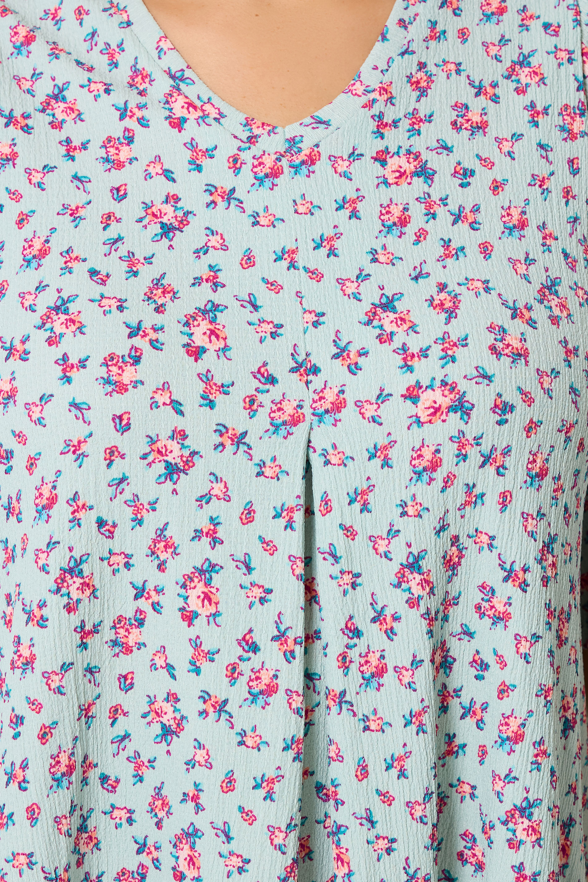 YOURS Plus Size Blue Ditsy Floral Textured Pleat Front Top | Yours Clothing 4