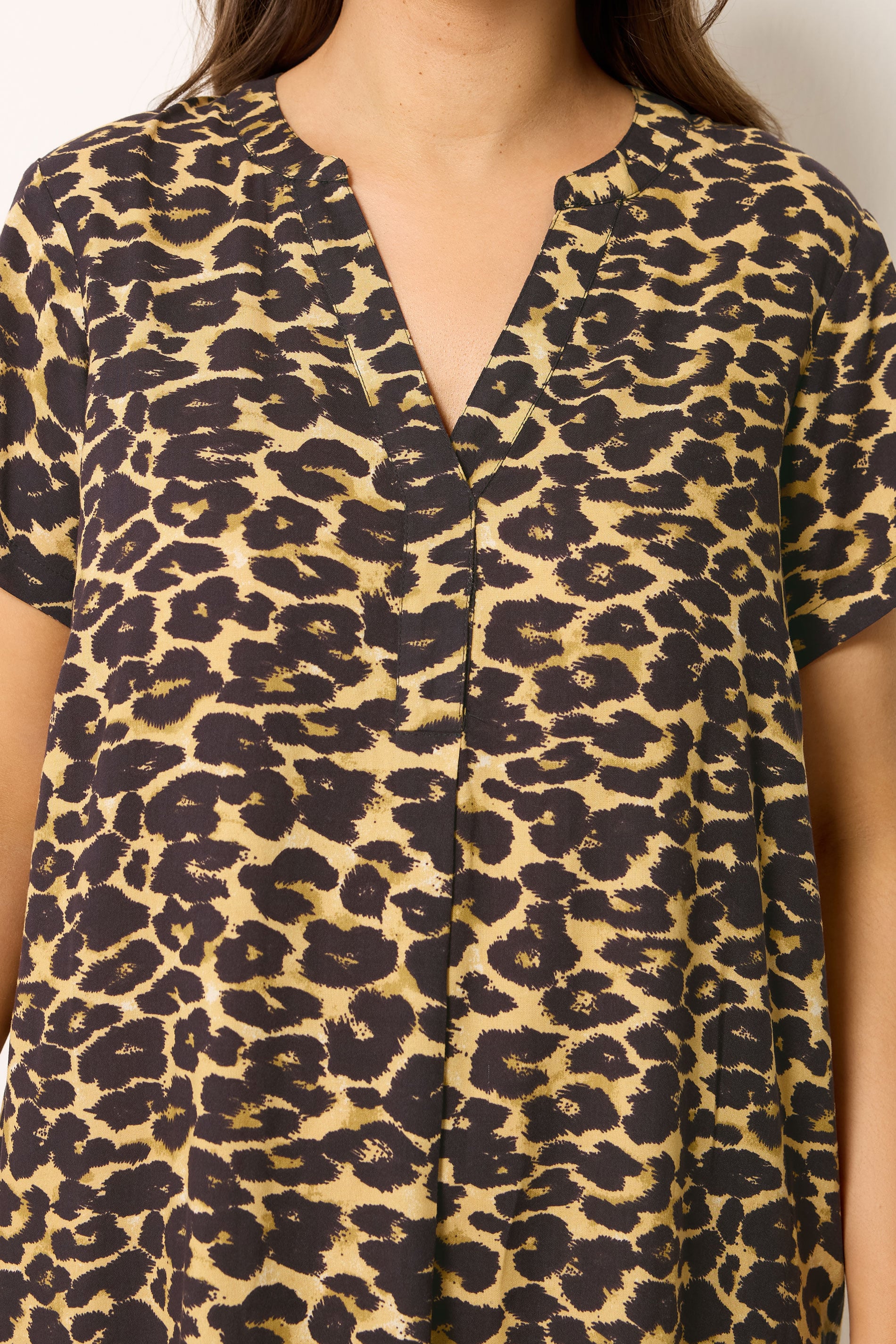 YOURS Plus Size Black Leopard Pleat Front Dress | Yours Clothing 4