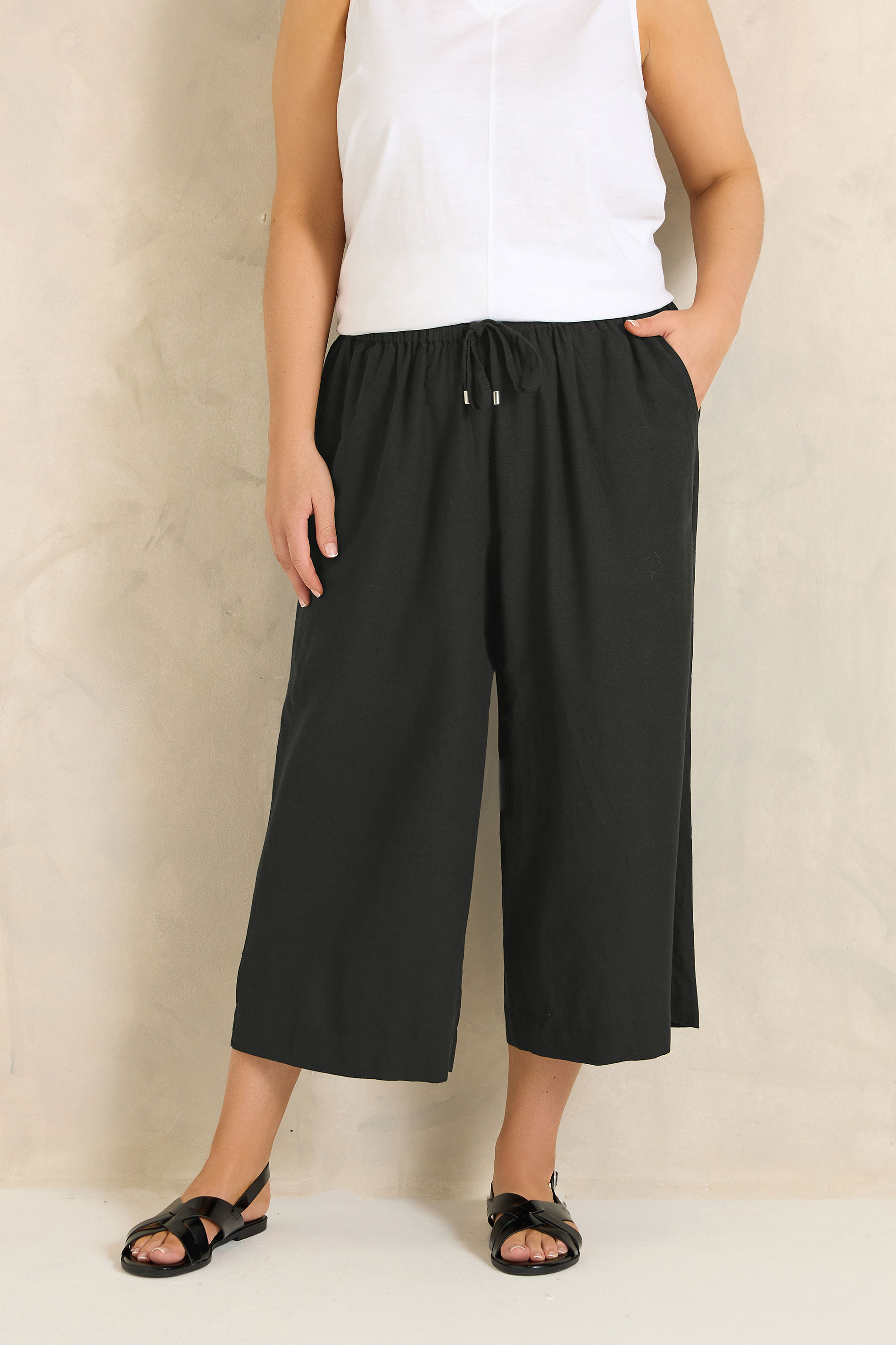EVANS Plus Size Black Linen Cropped Trousers | Evans 3