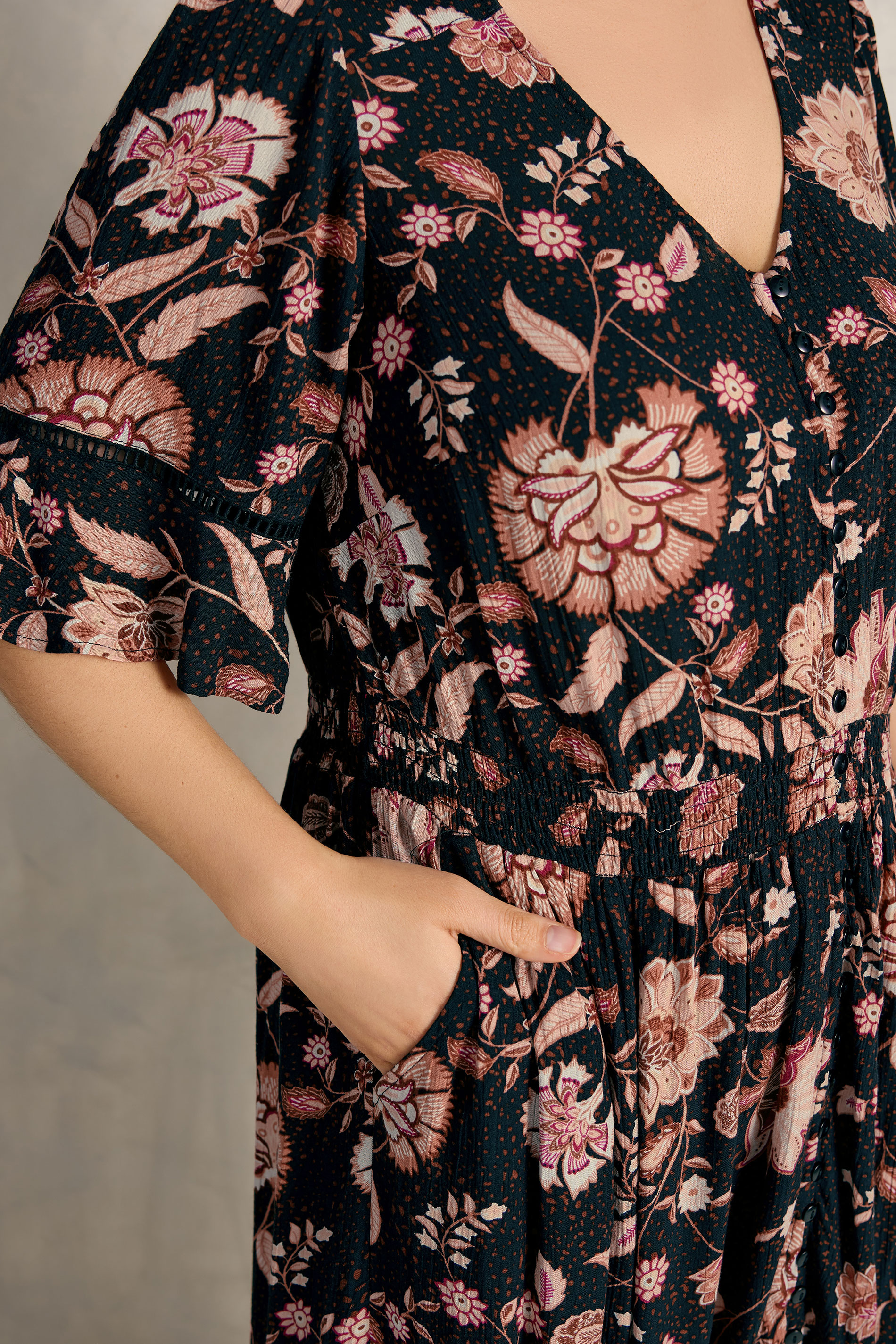 EVANS Plus Size Black Floral Crinkle Button Through Maxi Dress | Evans 5