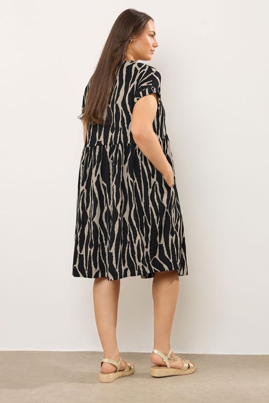 EVANS Plus Size Black Abstract Print Jersey Crepe Dress | Evans 2