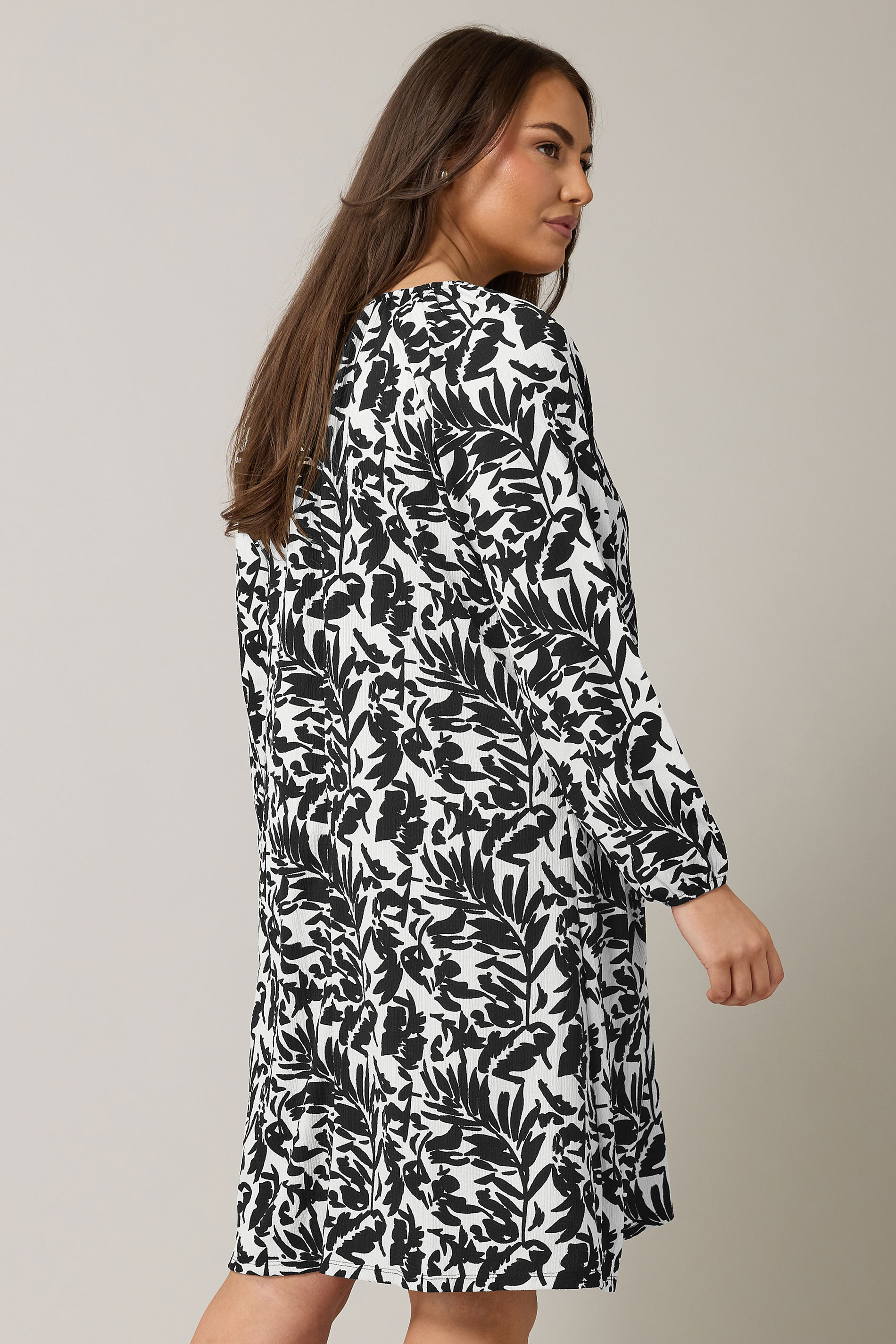 EVANS Plus Size Black Floral Print Crinkle Midi Dress | Evans 4