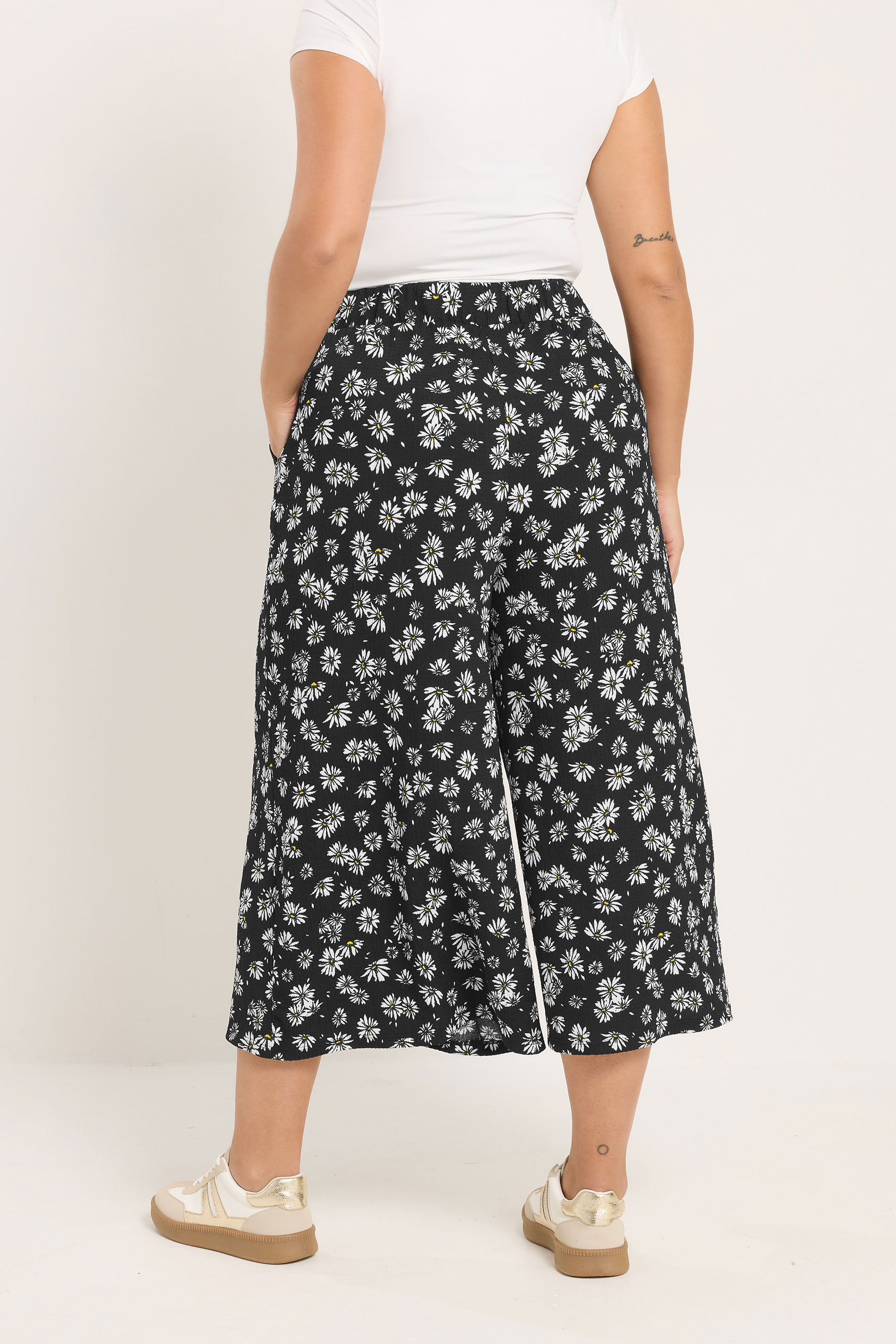 YOURS Curve Black Daisy Print Jersey Culottes | Yours Clothing 2