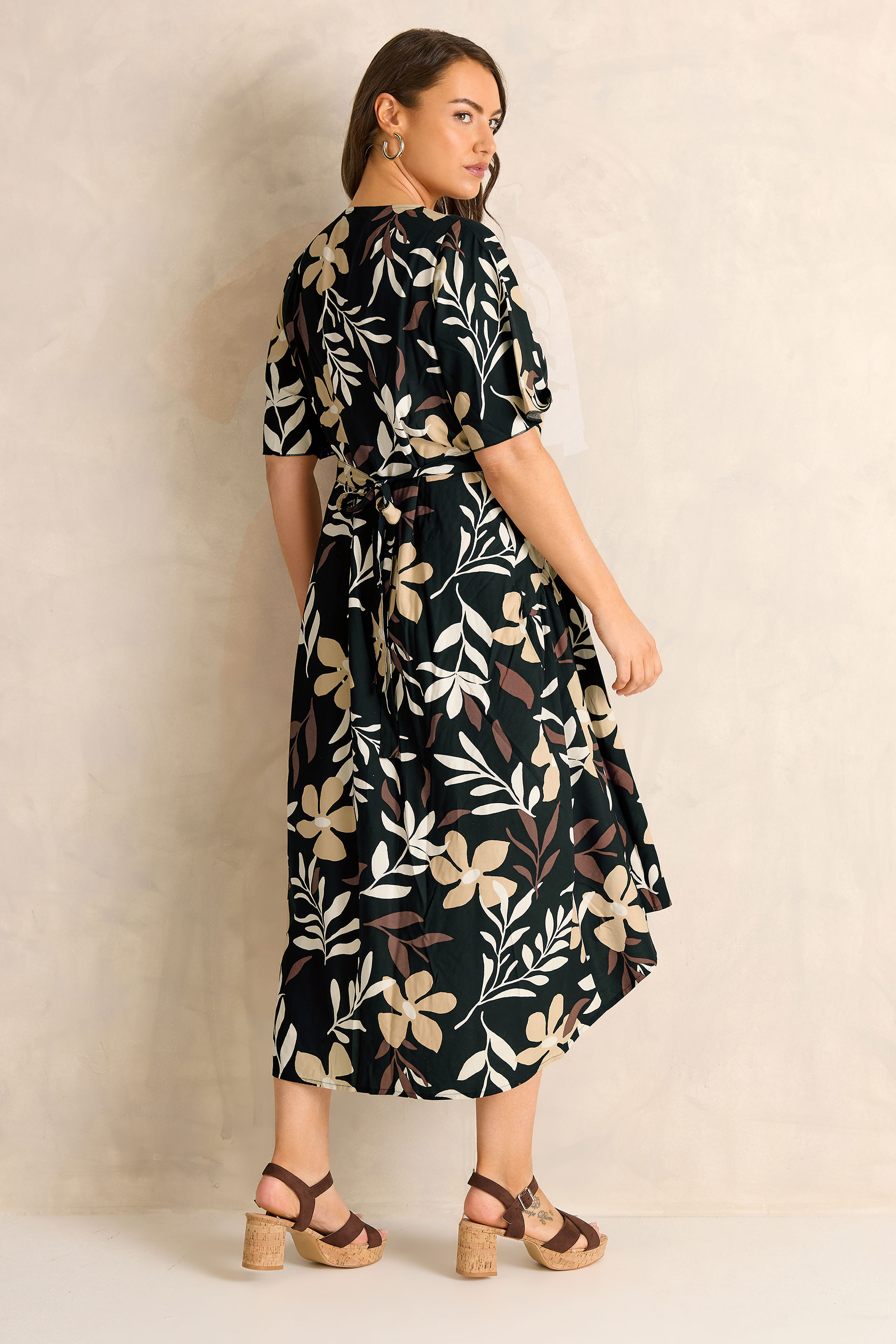 EVANS Plus Size Black Leaf Print Dipped Hem Dress | Evans 4