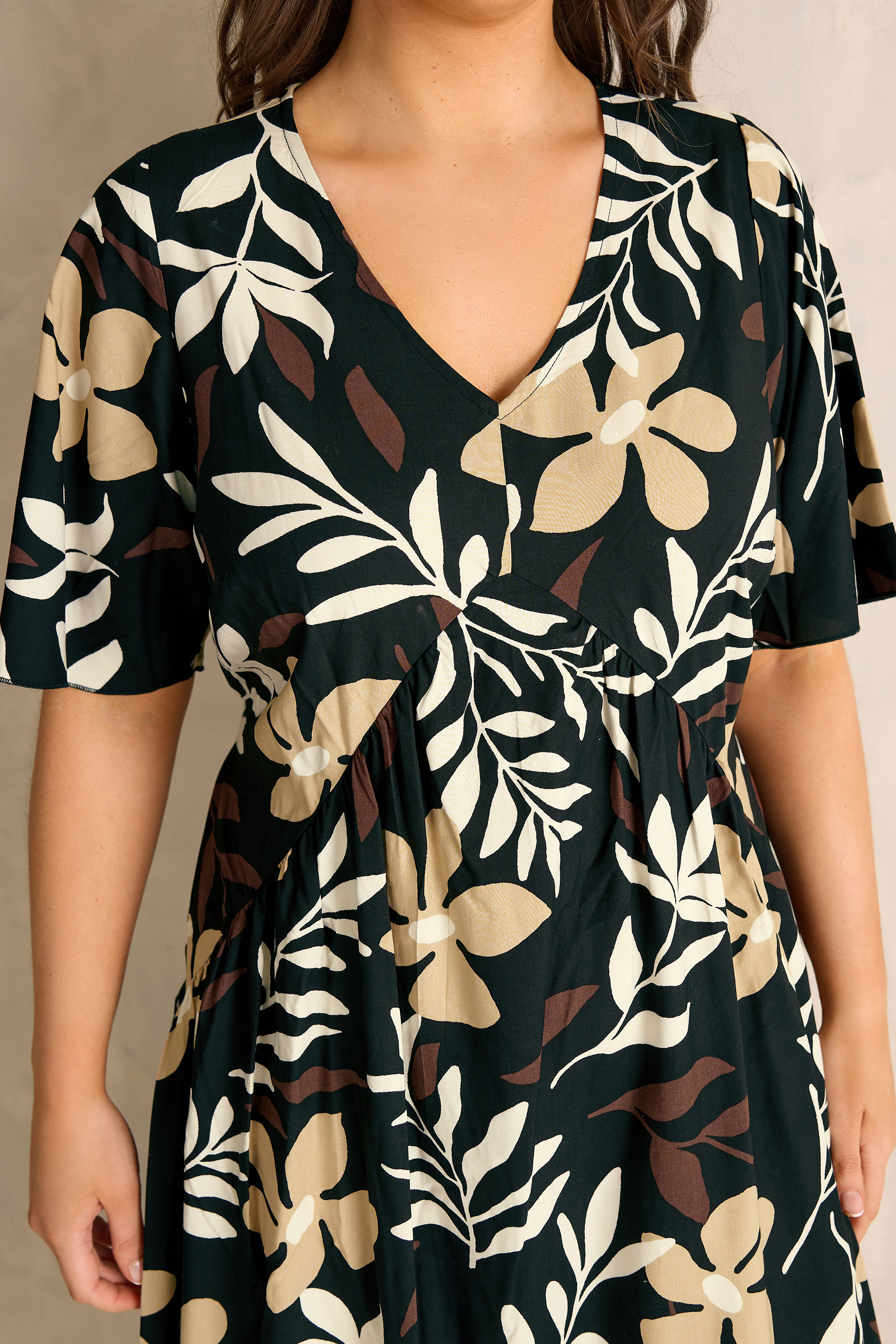 EVANS Plus Size Black Leaf Print Dipped Hem Dress | Evans 5