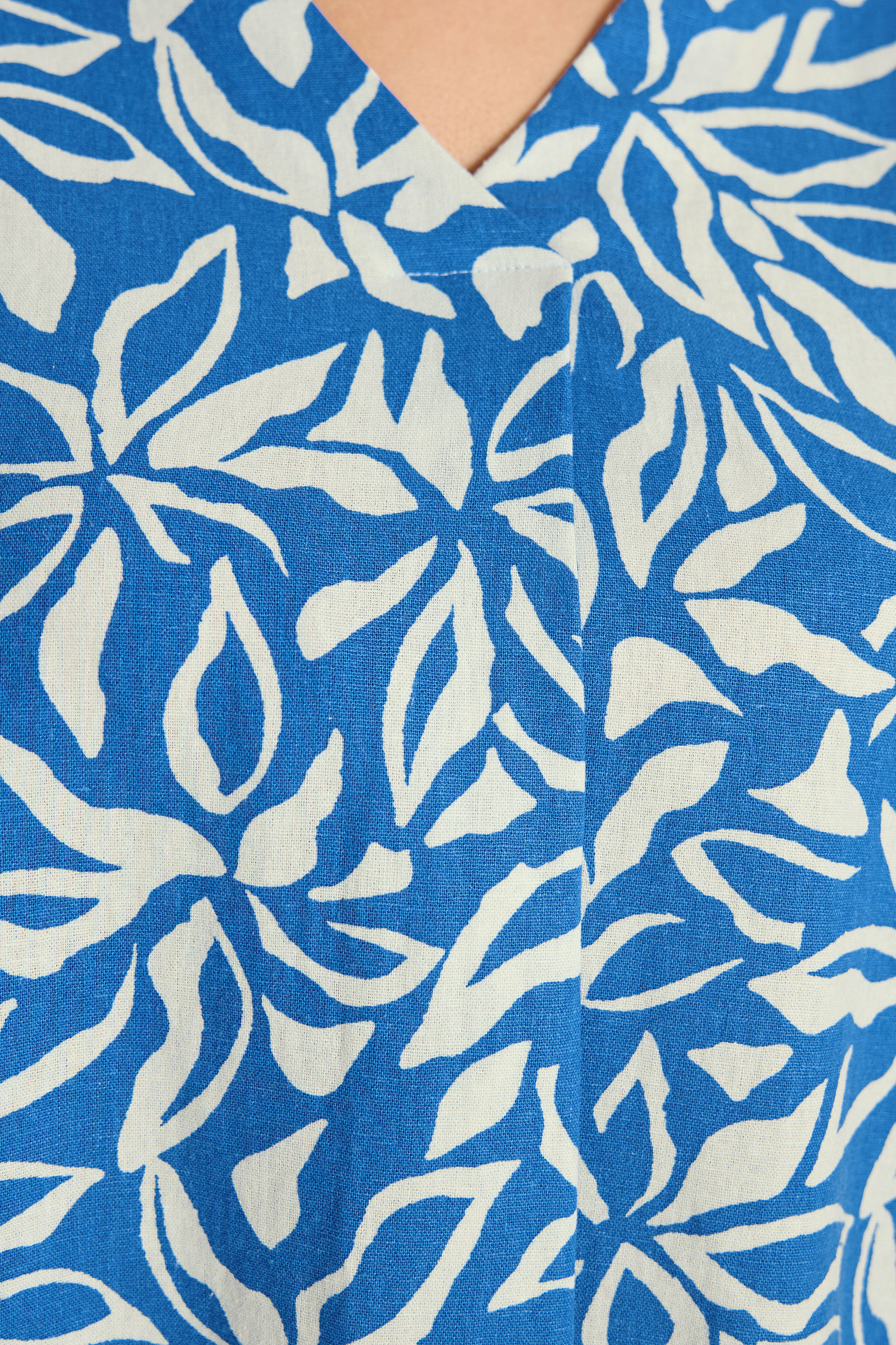 EVANS Plus Size Blue Leaf Print Premium Linen Front Pleat Top | Evans 4