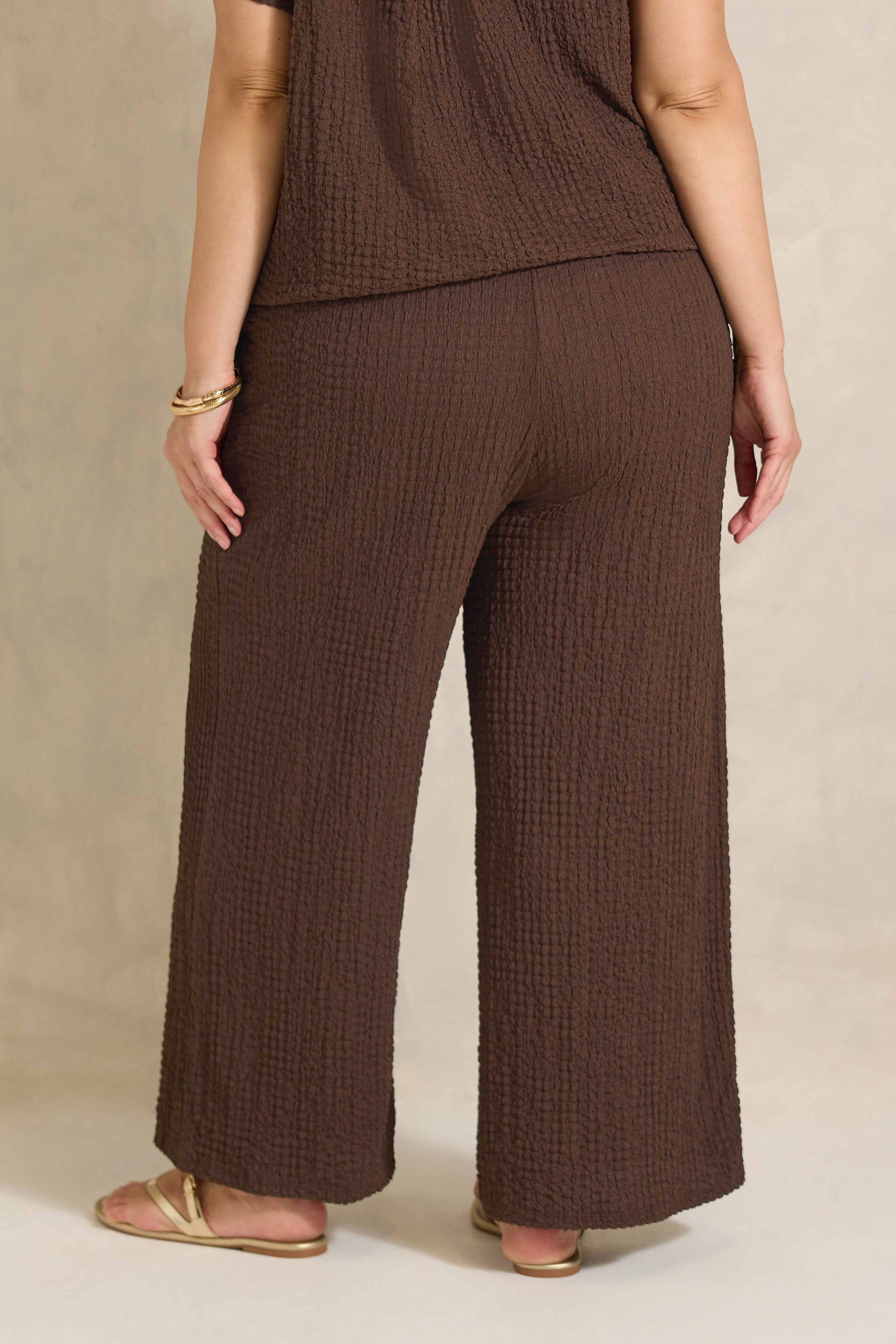 EVANS Plus Size Chocolate Brown Crinkle Wide Leg Trousers | Evans 2