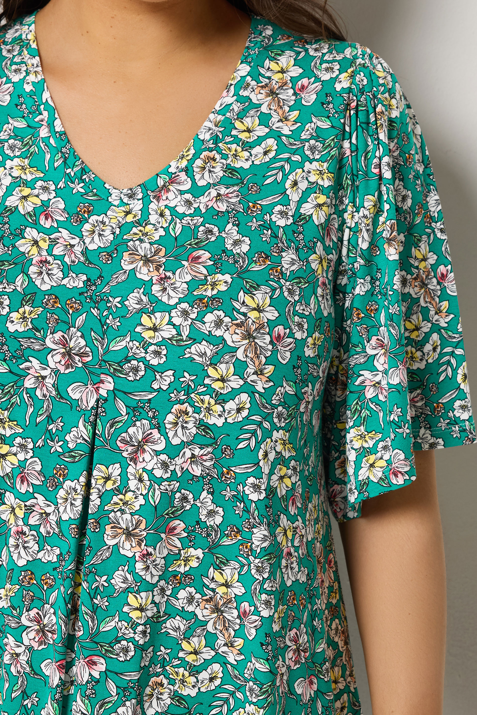 YOURS Plus Size Green Floral Pleat Front Top | Yours Clothing 4